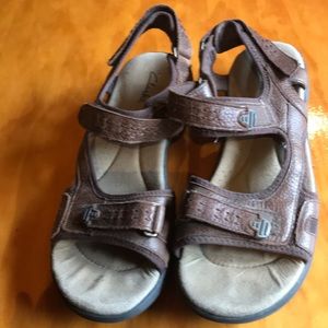 Used Clarks sandals brown size 9 1/2 M